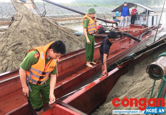 Cán bộ Phòng Cảnh sát Môi trường kiểm tra trên các thuyền bị tạm giữ