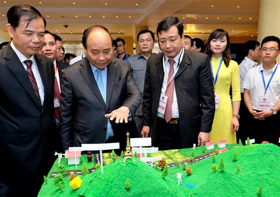 Thủ tướng thăm gian trưng bày Hệ thống cảnh báo thiên tai. Ảnh: VGP/Quang Hiếu