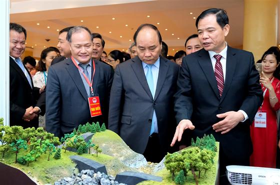 Thủ tướng thăm trưng bày phương án phòng chống lũ. Ảnh:VGP/Quang Hiếu