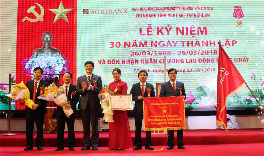 Ngân hàng NN&PT nông thôn Việt Nam chi nhánh Nghệ An đón nhận Huân chương Lao động Hạng nhất