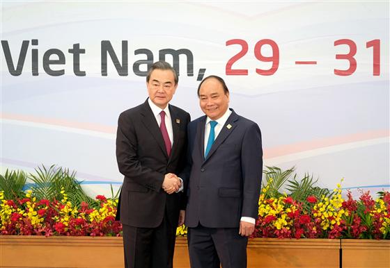 Thủ tướng Nguyễn Xuân Phúc đón Ủy viên Quốc vụ CHND Trung Hoa Vương Nghị. - Ảnh: VGP/Quang Hiếu