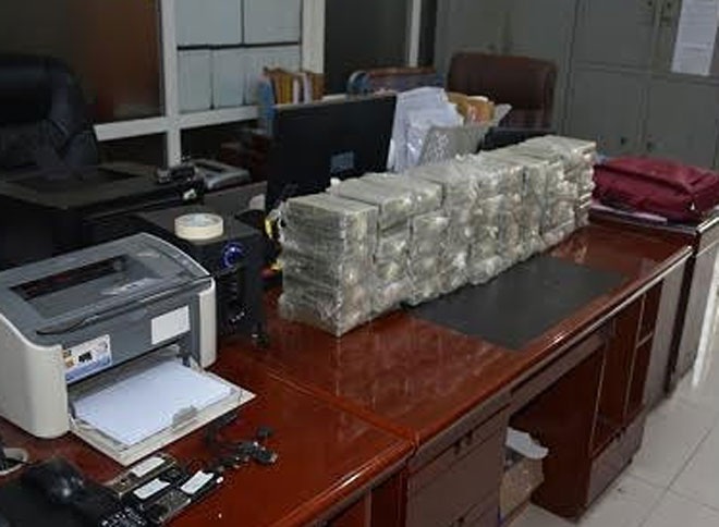 Ô tô biển Lào 'ém' 100 bánh heroin