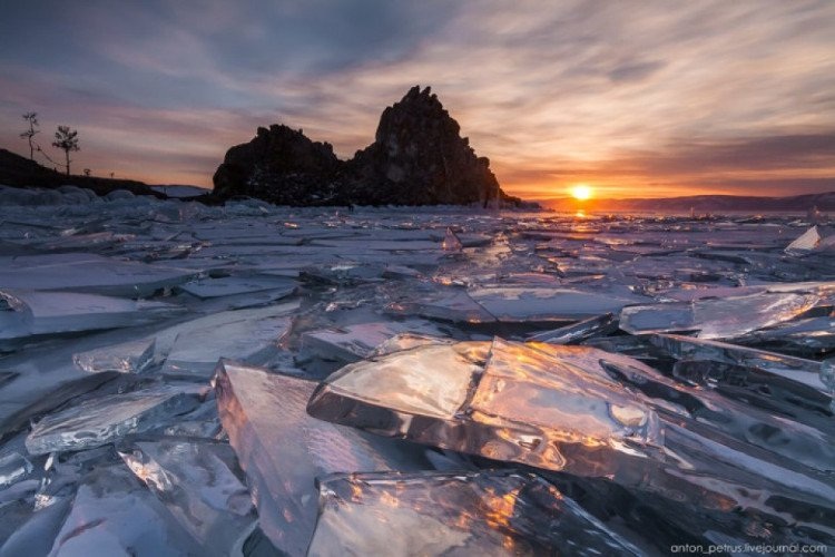 Hồ Baikal, Nga: Baikal - hồ nước lâu đời và sâu nhất trên thế giới trông giống như một Đại dương nhỏ được hình thành từ khoảng 25 triệu năm trước, có hệ thống động thực vật riêng cực kỳ phong phú. (Nguồn: Brain Berries)
