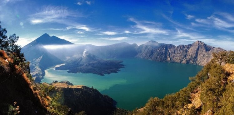 Hồ Crater (Oregon), Mỹ: Hồ Crater là hồ sâu nhất nước Mỹ, trải rộng gần 610m và được bao quanh bởi các vách đá cao 610m so với mặt hồ. (Nguồn: Brain Berries)
