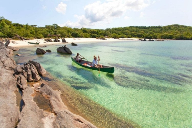 Hồ Malawi, Tanzania: Điều hấp dẫn ở chỗ hồ Malawi là nơi có ít nhất 1.000 loài cá sinh sống - nhiều hơn bất cứ nơi nào trên Trái đất, chưa kể, nó là hồ lớn thứ ba ở châu Phi (dài 360 dặm, rộng 50 dặm). (Nguồn: Brain Berries)