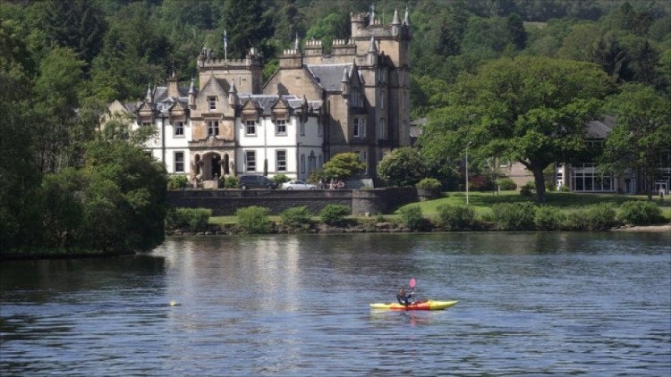 Hồ Lomond, Scotland: Hồ này giống như một điều gì đó trong cuốn Harry Potter khi người ngắm nó có thể cảm thấy sự kỳ diệu. (Nguồn: Brain Berries)