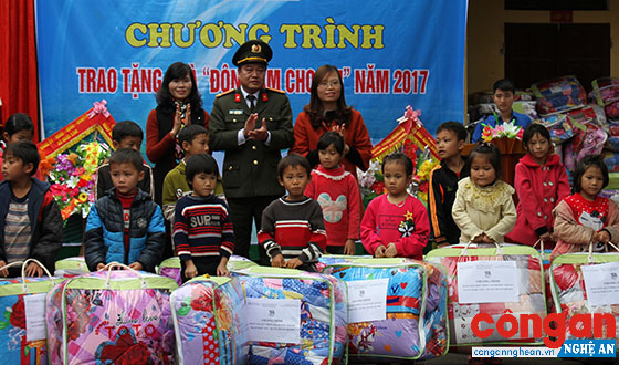 Chương trình “Đông ấm cho em” của Đoàn Thanh niên Công an tỉnh đã trao hàng trăm suất quà cho các học sinh có hoàn cảnh khó khăn tại Trường Tiểu học Hùng Tiến, xã Ngọc Lâm, huyện Thanh Chương