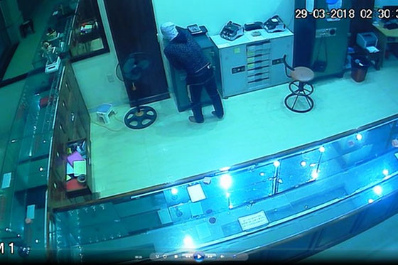 Trộm đột nhập tiệm vàng, bạc