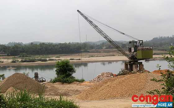 Bãi tập kết cát, sỏi trái phép tại bến đò xã Tào Sơn, huyện Anh Sơn