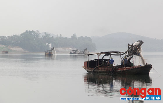 Tái diễn nạn khai thác cát trái phép trên sông Lam
