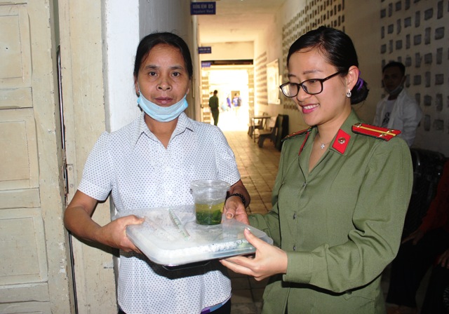 “Cảm ơn các cô chú nhiều lắm”, một người nhà gia đình bệnh nhân chia sẻ