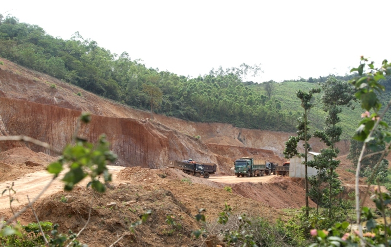 Một ngọn đồi thuộc địa phận phường Long Sơn (TX. Thái Hòa) là đất lâm nghiệp, mặc dù không được cơ quan chức năng cấp phép, chỉ cách trụ sở UBND phường khoảng 300m nhưng đã bị lấy đi hàng ngàn m3 đất để phục vụ dự án Cầu Hiếu 2.
