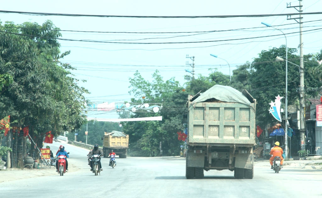 … Nối đuôi nhau chạy trên QL48 mà không gặp bất cứ sự trở ngại nào từ chính quyền địa phương lẫn lực lượng Thanh tra giao thông.  