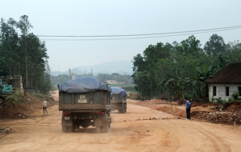 Câu hỏi đặt ra là, ai đã làm ngơ cho doanh nghiệp ngang nhiên khai thác đất chui, đất chưa được kiểm định chất lượng nhưng vẫn đưa vào phục vụ dự án trọng điểm? Câu trả lời xin gửi về cho UBND TX. Thái Hòa./.