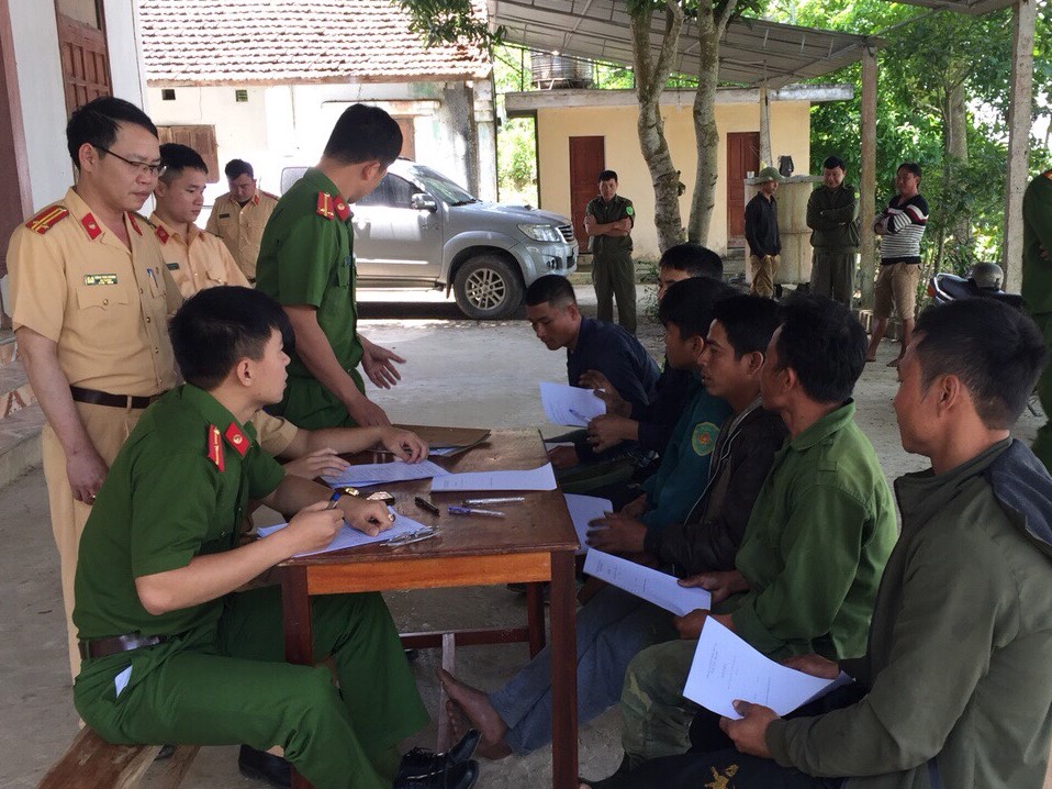 Tổ công tác lập biên bản các chủ tàu khai thác cát, sạn trái phép