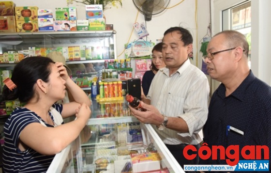 Đoàn kiểm tra tại quầy bán thuốc tây số 25 của Chi nhánh Dược phẩm Hưng Nguyên