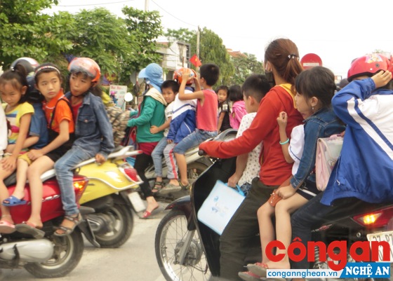 Nhiều phụ huynh 'lãng quên' đội mũ bảo hiểm cho trẻ em
