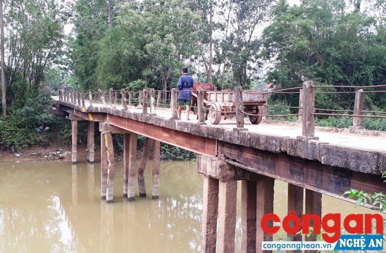 Cầu 78 chờ sập, hàng trăm hộ dân 'nín thở' khi đi qua