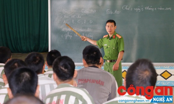Khai giảng lớp xóa mù chữ cho phạm nhân
