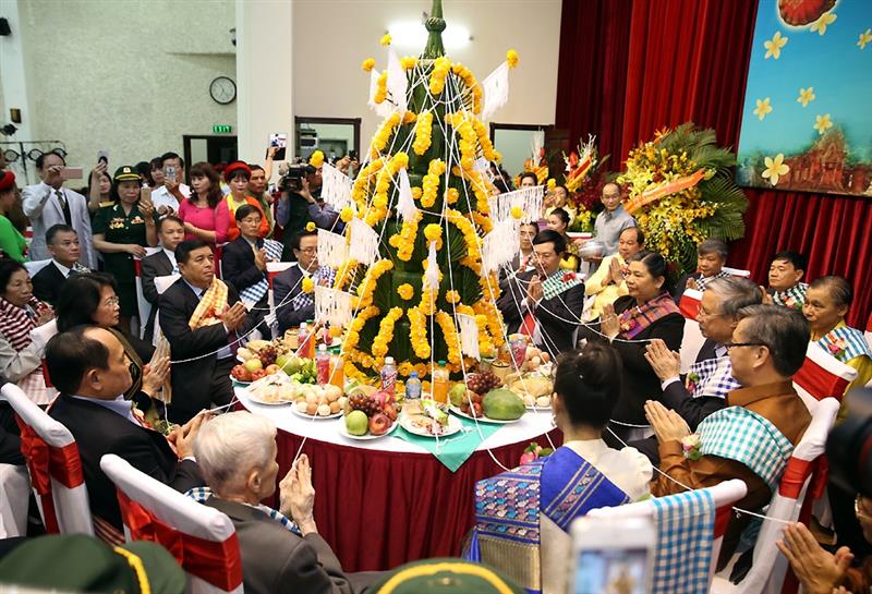 Các đồng chí lãnh đạo Đảng, Nhà nước dự lễ buộc chỉ tay trong tết cổ truyền Lào Bunphimay. Ảnh: VGP/Hải Minh
