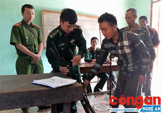 Vận động nhân dân giao nộp 77 khẩu súng tự chế