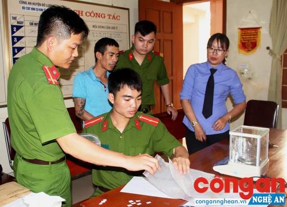 Thời gian qua, Công an Nghệ An liên tiếp bắt giữ nhiều đối tượng cộm cán (Trong ảnh: Công an huyện Đô Lương kiểm tra tang vật vụ mua bán, tàng trữ trái phép chất ma túy)