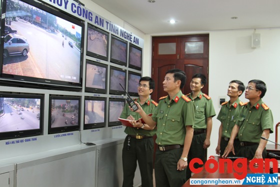 Lãnh đạo Phòng Tham mưu kiểm tra, chỉ đạo công tác đảm bảo ANTT từ Trung tâm chỉ huy Công an tỉnh