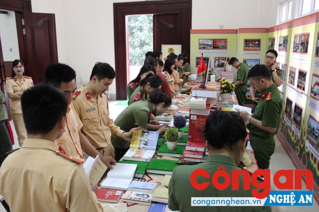 Ngày hội đọc sách thu hút đông đảo CBCS trong toàn lực lượng hào hứng tham gia