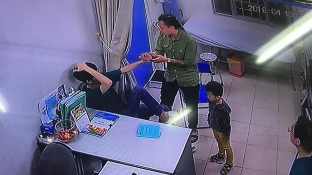 Bác sĩ bệnh viện Xanh Pôn bị người nhà bệnh nhi hành hung