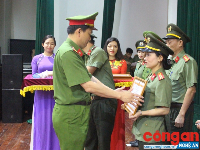 Trao Giấy khen của Giám đốc Công an tỉnh cho các cá nhân xuất sắc 