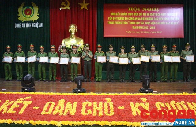 Các tập thể, cá nhân đạt thành tích trong việc thực hiện Chỉ thị 05