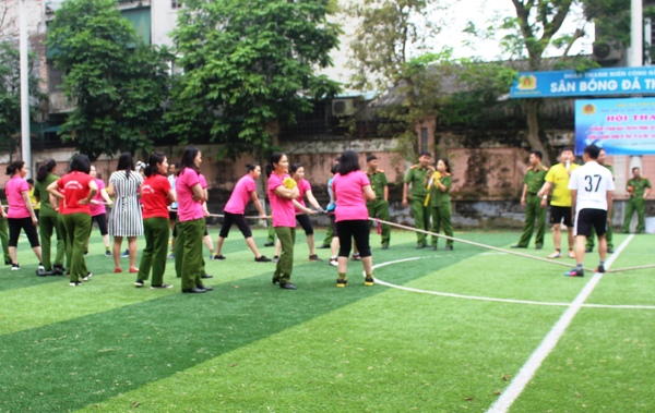 Giải thi đấu kéo co giữa các đội công tác