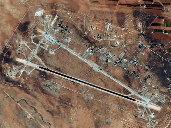 Căn cứ không quân Syria lại bị dội tên lửa