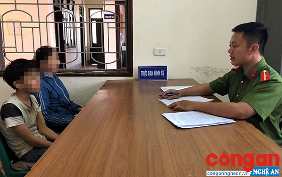 Công an phường Hưng Dũng lấy lời khai của đối tượng Ngụy Thái Nhật Anh cùng với người giám hộ