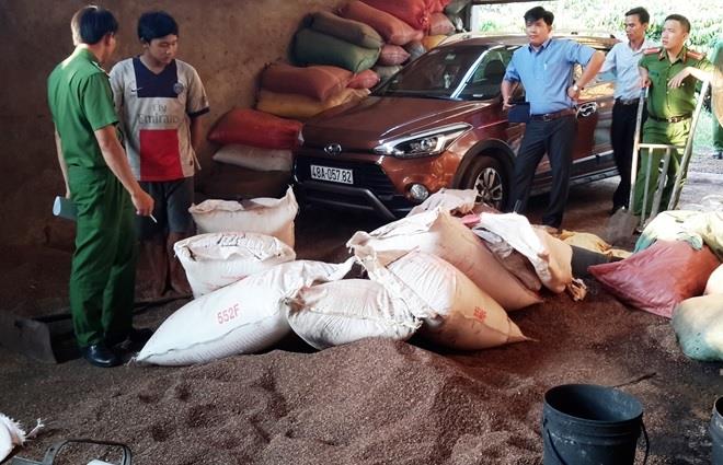 Kinh hoàng với cơ sở nhuộm đen cà phê bằng... pin