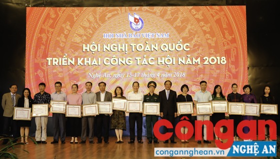 Trao Bằng khen của Hội Nhà báo Việt Nam cho các tập thể