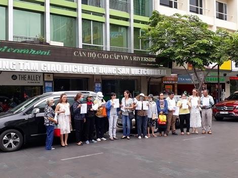 Người dân mang theo băng rôn, biểu ngữ tố cáo các nhân vật bị cho là lừa đảo, đồng thời kêu cứu các cơ quan chức năng vào cuộc điều tra làm rõ.