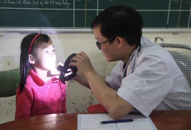 Các y, bác sỹ Bệnh viện Công an tỉnh Nghệ An khám bệnh bệnh định kỳ miễn phí cho 667 em học sinh TrườngTiểu học Nghi Phong, huyện Nghi Lộc.