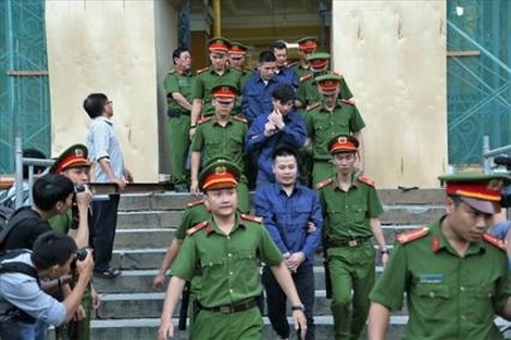 Dẫn giải các đối tượng liên quan đến vụ án do Phạm Công Danh cầm đầu ra hầu tòa.