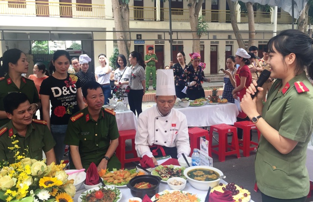 Bữa cơm ấm tình đồng đội