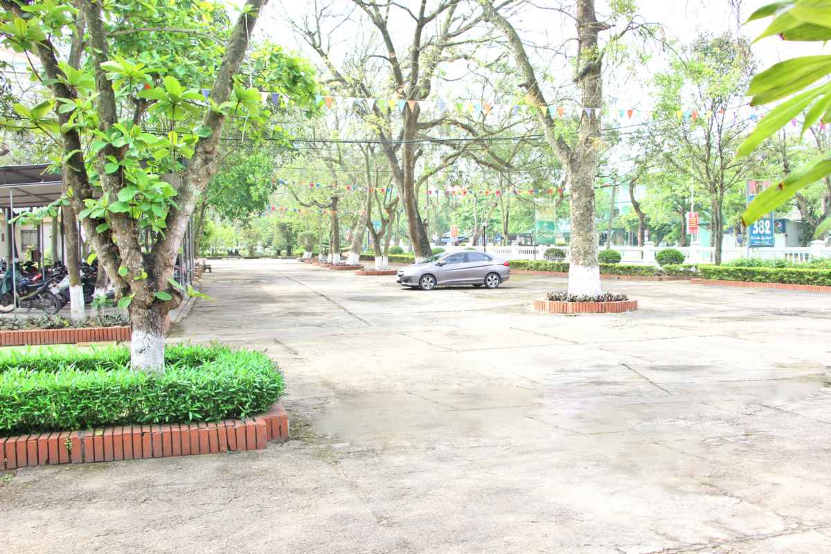 Khuôn viên rộng rãi, chỗ đỗ xe thoáng mát, rợp bóng cây xanh