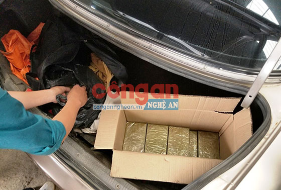 Tang vật 20 bánh heroin