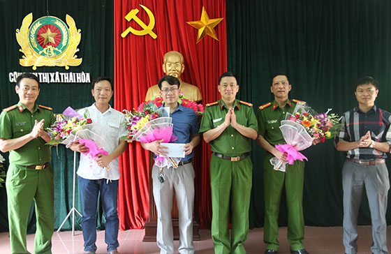 Lãnh đạo Công an tỉnh Nghệ An chúc mừng thành công của Ban chuyên án