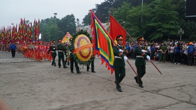 Đúng 6h sáng ngày 25-4, đoàn nghi lễ bắt đầu di chuyển từ quảng trường Hùng Vương lên đền Thượng.