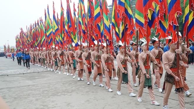 Đoàn rước gồm nhiều thành phần tham gia.