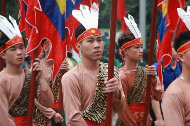 Riêng đội rước kỳ được tuyển chọn từ các thanh niên địa phương.