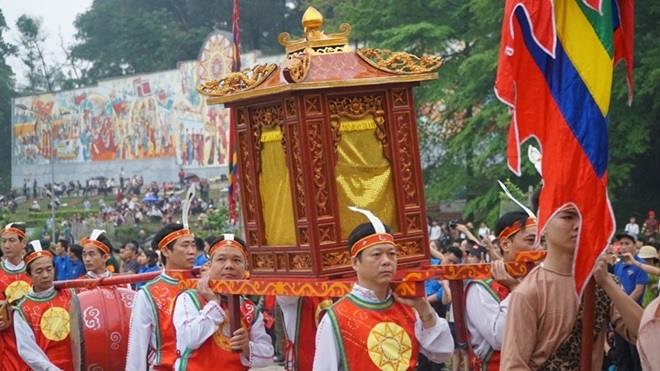 Đoàn rước kiệu đi tiếp ngay sau đội cờ.