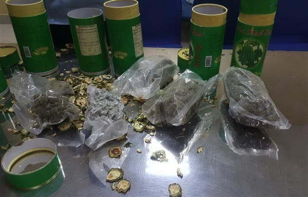 Cần sa giấu trong các hộp bánh