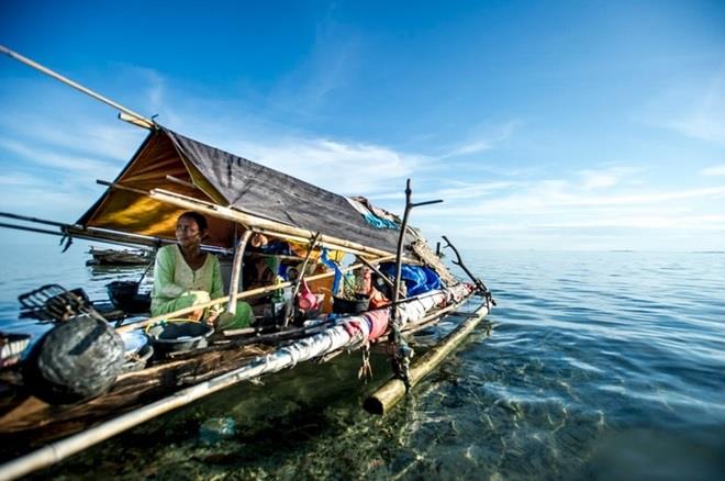Sự biến đổi về gene giúp người tộc Bajau trở lên phi thường khi họ có thể lặn xuống độ sâu 70 m, chỉ với sự hỗ trợ của một đôi kính gọng gỗ cùng khả năng nhịn thở rất lâu tới hơn 10 phút liên tục để săn bắt cá dưới biển.