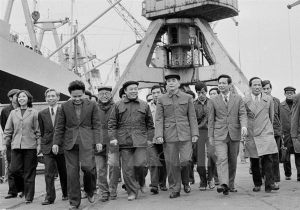 Tổng Bí thư Nguyễn Văn Linh thăm Cảng Hải Phòng nhân dịp Tết Đinh Mão (1987). Ảnh TTXVN